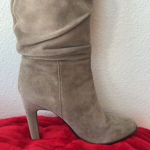 BEAUTIFUL IVANKA TRUMP TAUPE SUEDE 3” HEEL SLOUCH BOOTS SIZE 8